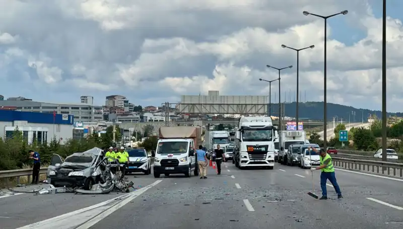Otoyolda Kazadan Sonra Trafik Durma Noktasına Geldi: Üç Kişi Araçta Sıkıştı
