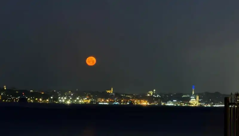 İstanbul'da Çilek Dolunayı: Doğanın Büyüleyici Güzelliği