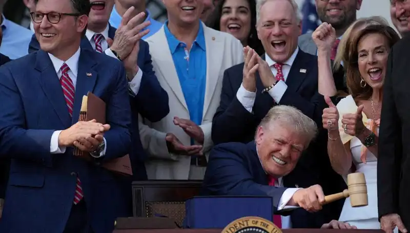 Trump’tan Ekonomiyi Büyütecek Yeni Yasa Tasarısına Tarihi İmza