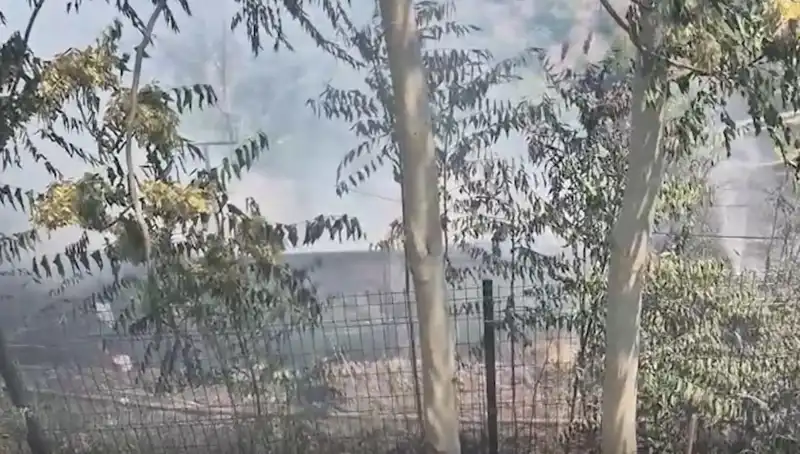 Sultangazi'de Korkutan Yangın: Otluk Alanda Alevler Gecekonduya Sıçradı