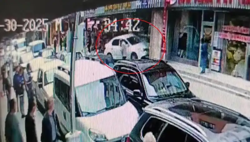 Alkollü Sürücü Mağazaya Daldı: İki Çocuk Şans Eseri Kurtarıldı