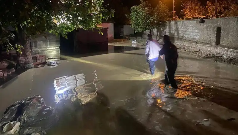 20 Dakikada Yaşanan Şiddetli Yağış Evleri Olumsuz Etkiledi