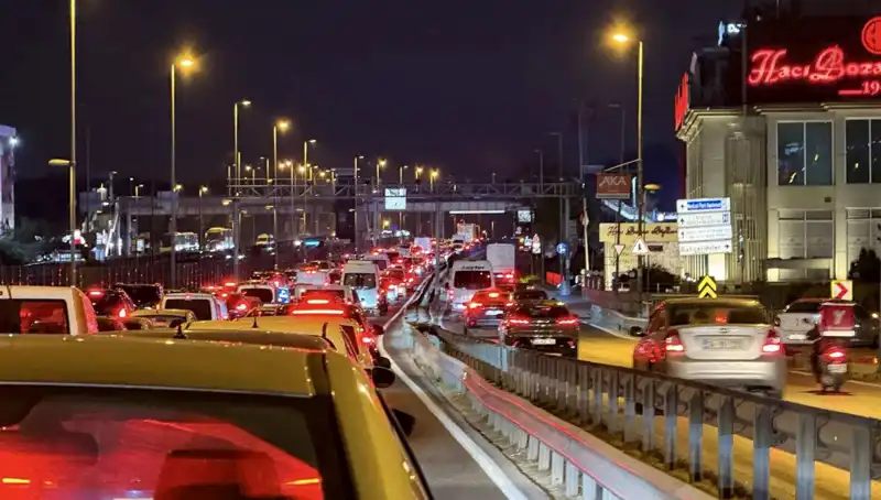 Yenibosna Metrobüs Yaya Üst Geçidinde Önemli Çalışmalar Başladı, İlgili Detaylar Açıklandı!