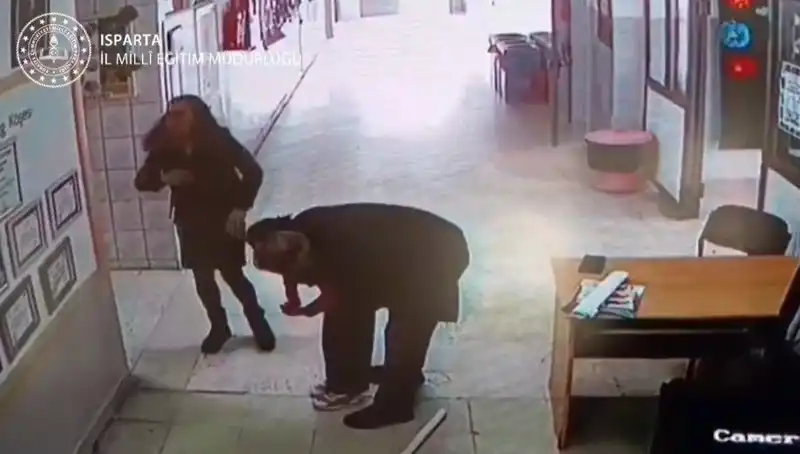 İlkokulda Bir Kahraman: Öğretmen Heimlich Manevrası ile Öğrencisini Kurtardı