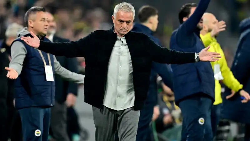 Mourinho'ya Yönelik Tepkiler: "Modası Çoktan Geçti" Sergileyenler Var