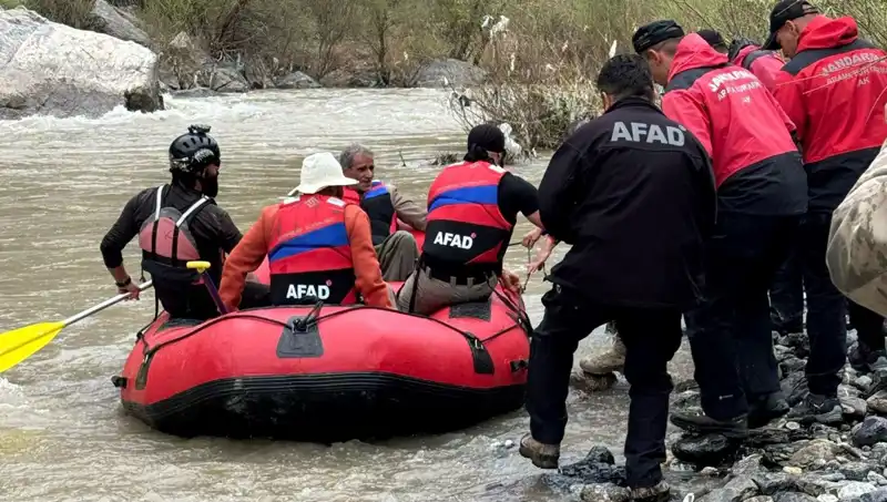 Zap Suyu Kenarında Mahsur Kalan 4 Kişinin Kurtarılması Tüm Dikkatleri Çekti