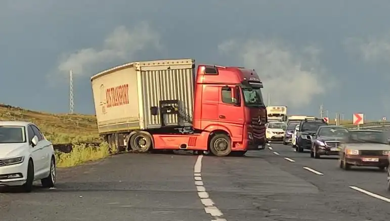 TIR Kaydı Nedeniyle Yol Kapatıldı: Uzun Araç Kuyrukları Oluştu