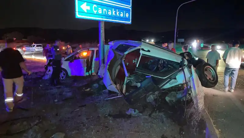 Çanakkale'de Korkutan Trafik Kazası: İki Araç Çarpıştı, Yaralılar Hastaneye Kaldırıldı