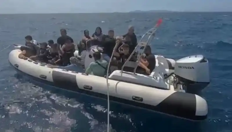 15 Düzensiz Göçmen Denizde Tehlikeden Kurtarıldı, Kurtarma Operasyonu Başarıyla Gerçekleştirildi