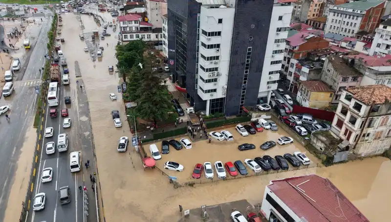 Trabzon'da Sel Felaketi: Çamurda Kayıp Kişiyi Arama Çalışmaları Devam Ediyor