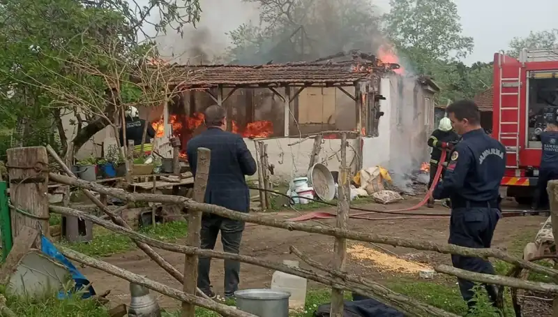 Elektrik Kontağında Patlayan Alevler, Evin Tabanlarını Sarmadan Önce Gizlice Yaklaşıyor!