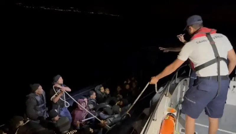 Çeşme'de Denizde Sürüklenen 42 Kaçak Göçmen Kurtarıldı: Dramayan Son Verildi