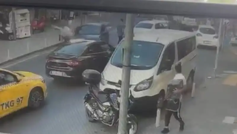 Gaz Pedalına Bastı, Kaza Yerini Savaş Alanına Çevirdi