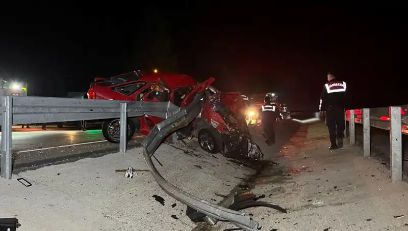 Otomobil Bariyerlere Çarptı, İki Can Gitti: Korkunç Kaza Detayları