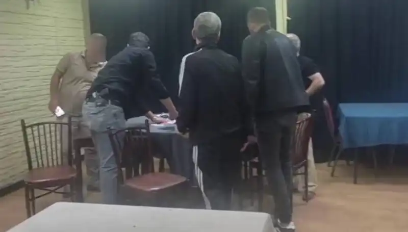 Kumar Oynarken Yakalandı, Savunması Herkesi Şaşırttı!