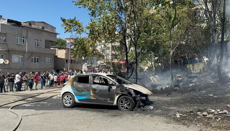 Gecekonduda Patlayan Yangın: Yangın Aracı Alev Alev Sardı