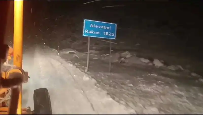 Antalya'da Kışın Gözbebeği: Kar Sürprizi Şehri Beyaza Bürüdü!