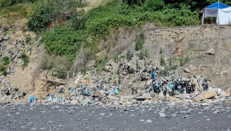 Kozlu Sahil'de Büyüyen Çöp Yığını: Doğanın Sessiz Çığlığı