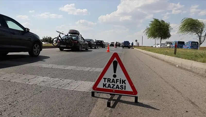 Adana'da Kamyon-Otomobil Çarpışması: Hayatını Kaybeden ve Yaralılar Var