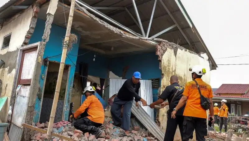 Endonezya’da 5,7 Büyüklüğünde Deprem: 8 Ev Yıkıldı, Vatandaşlar Panik İçinde