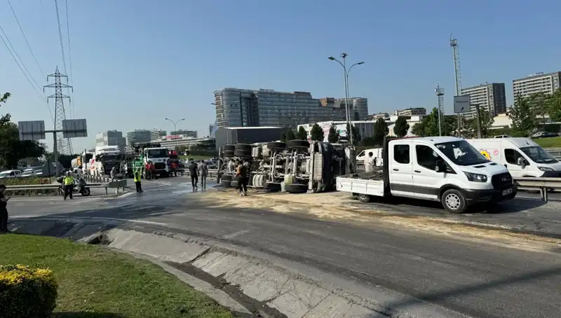 D-100 Yan Yolda Beton Mikseri Devrildi: Olayın Ayrıntıları
