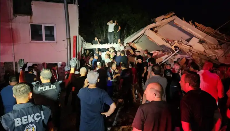 Balıkesir Sındırgı'da 6,1 Büyüklüğünde Şiddetli Deprem: Huzurun Kaçışı