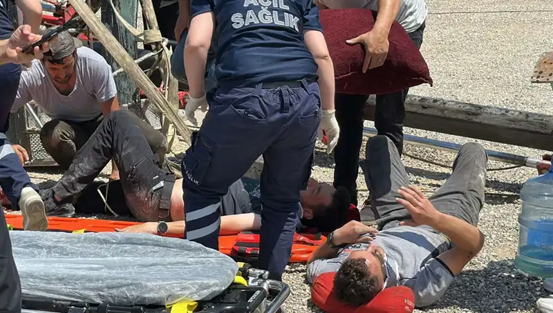 Bayrak Asma İşlemi Korku Dolu Anlara Sahne Oldu: Vinç Devrildi