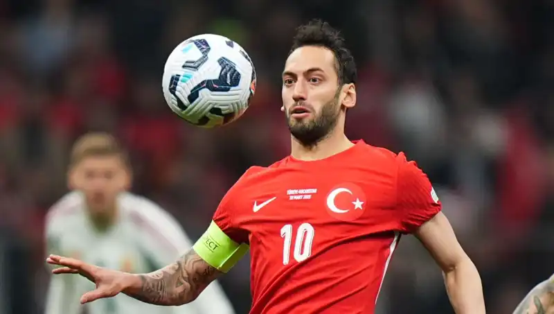 Fenerbahçe'nin Hakan Çalhanoğlu Teklifi: Mourinho İle Yarışta Kim Kazanacak?