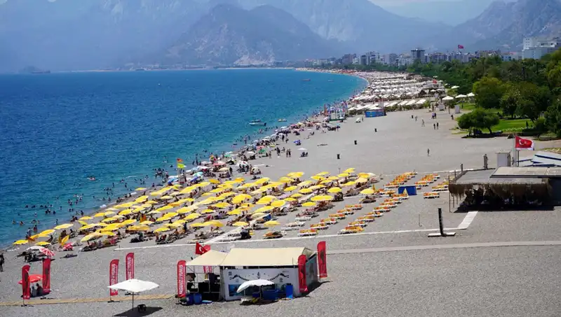 Sıcak Hava Tatilcileri Sahillere Akın Ettirdi: Plajlar Dolup Taştı