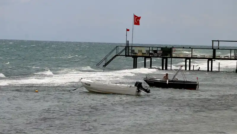 Poyraz Rüzgarı Fırtınaya Dönüştü: Kıyılar Tehlikede, Denize Girmek Yasaklandı