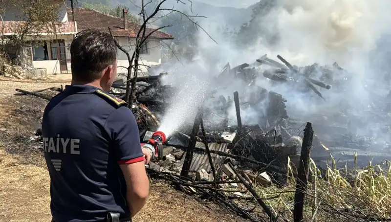 Evde Çıkan Yangın Ormanı Tehdit Ediyor: Ekipler Zamanla Yarışıyor