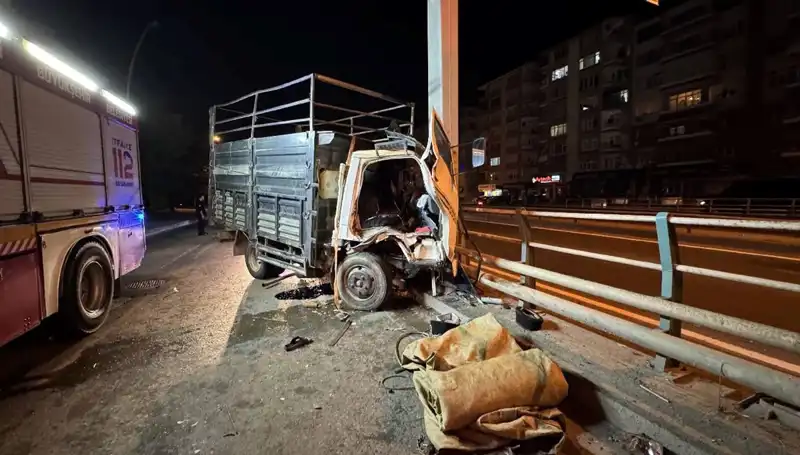 Kamyonet Yön Tabelasına Çarptı: Sürücü Yaralandı, Olay Yeri Korku Dolu Anlara Sahne Oldu