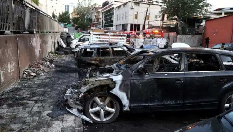 Sanayi Bölgesinde Feci Yangın: Tamir Bekleyen Araçlar Alev Alev Yandı