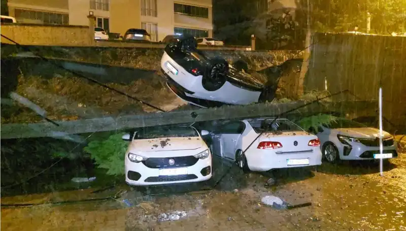 ** Duvar Çökmesi Sonucu 4 Araç Kullanılmaz Hale Geldi!**