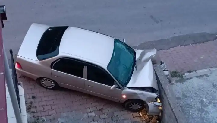 Kontrolü Kaybeden Araç Duvara Çarptı: Kaza Anı Saniye Saniye Kaydedildi