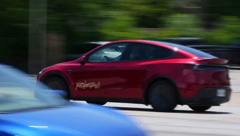 Tesla'nın Robotaxi Prototipi Hüsrana Uğradı: Hız Sınırını Aşarak Yanlış Şeride Girdi!