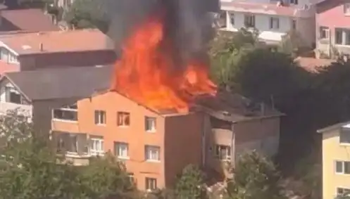 İstanbul’da Yangın Paniği: Dört Kişi Dairede Mahsur Kaldı