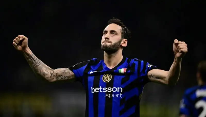 Hakan Çalhanoğlu Tatilde Ama Transfer İhtimali Gündemde: Kritik Görüşmeler İstanbul'da!