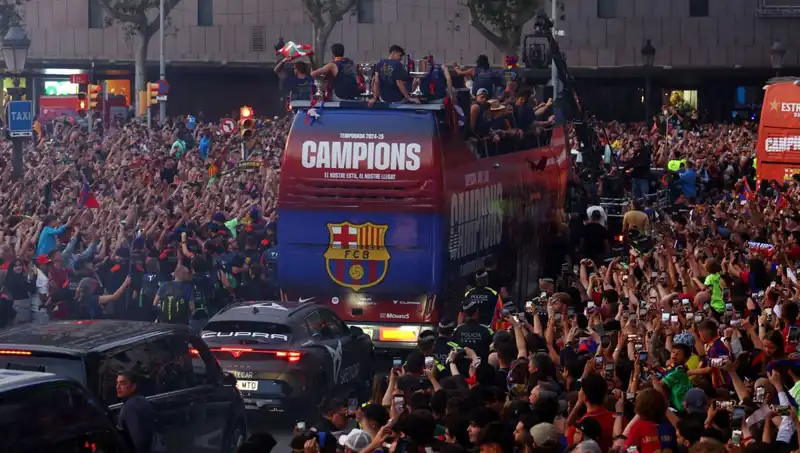 Barcelona Futbolcuları Taraftarlarıyla Coşku Dolu Bir Buluşma Gerçekleştirdi
