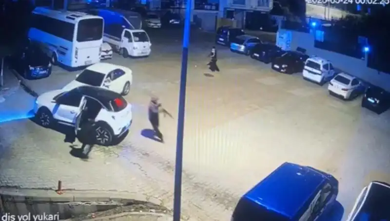 Kağıthane'de Kalaşnikovlu Dehşet: Maskeli Saldırganlar Ortalığı Kerbelaya Çevirdi