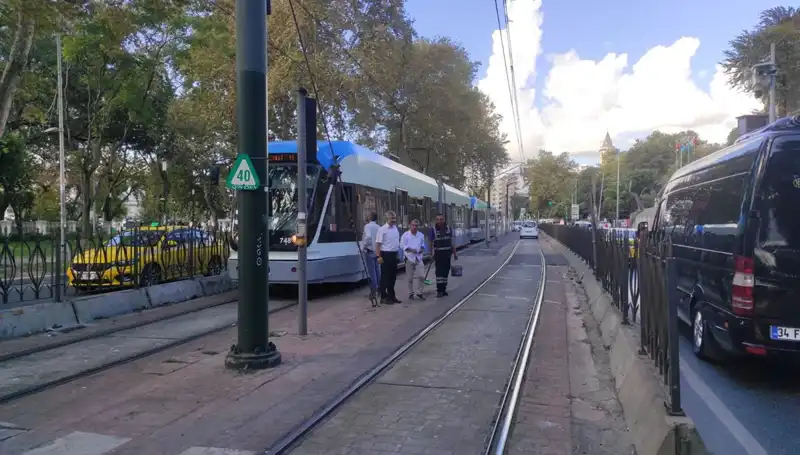 Beyoğlu’nda Tramvay Kazası: Yayalara Çarpma Anı Kamerada