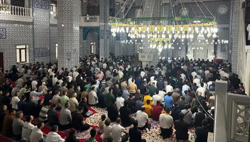 Iğdır'da İkramlarla Dolu İlk Bayram Namazı Coşkusu Yaşandı