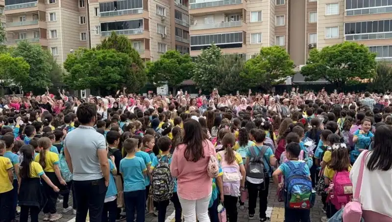 Öğrencilerden Annelerini Ağlatan Unutulmaz Sürpriz Gerçekleşti