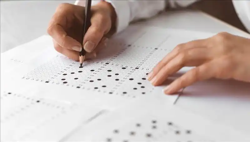 Çocuğunun Başarısı İçin Okulda Sınav Sorularını Çalan Anne Yakalandı