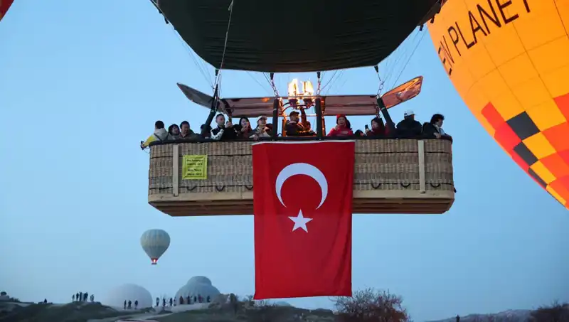Kapadokya'da Bağrına Basan Türk Bayraklarıyla Havalanan Balonlar