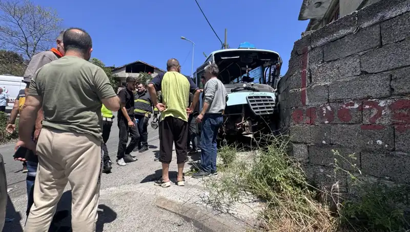 Minibüs Kazası: Duvara Çarpan Araçta 14 Yolcu Yaralandı