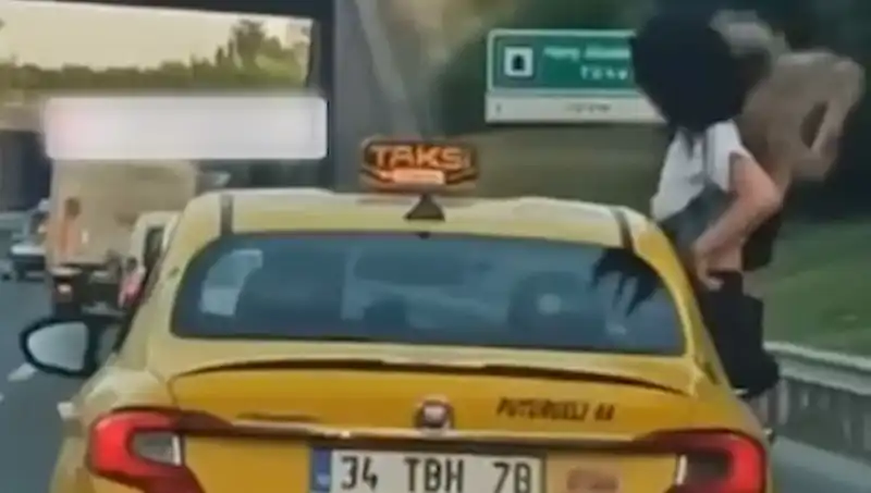 TEM Otoyolu’nda Taksinin Camından Sarkan Gençler Şaşkınlık Yarattı
