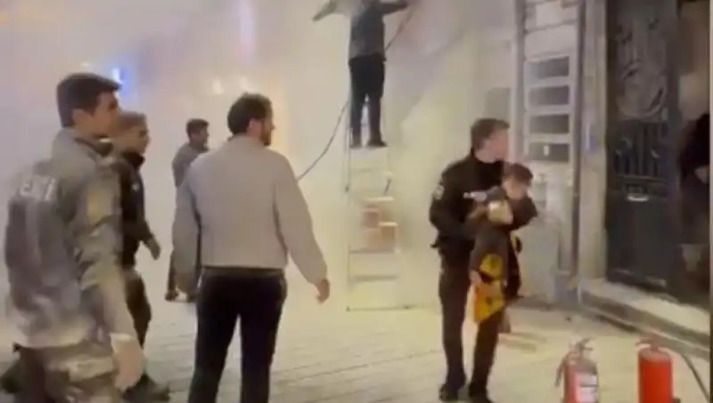 Beyoğlu'ndaki Büfedeki Yangında Cesur Kurtarma Operasyonu