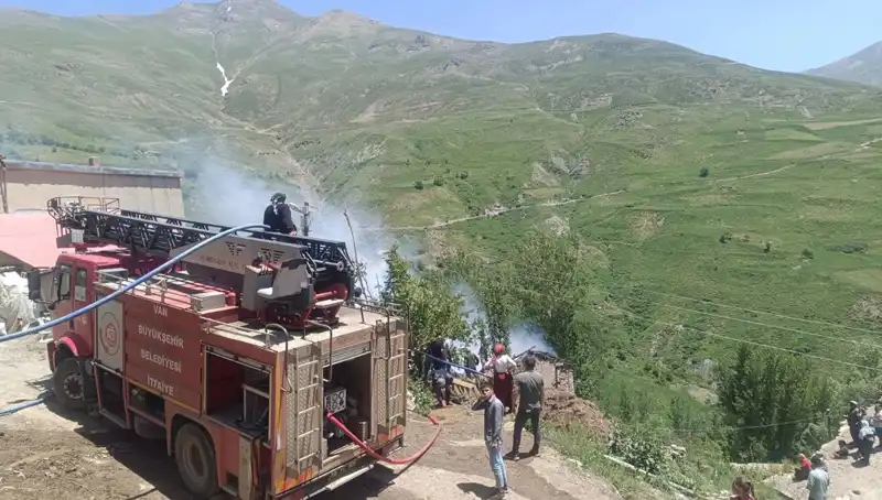 Van'da Evde Çıkan Yangında Küçük Çocuğun Hayatını Kaybetmesi İnterneti Sarstı