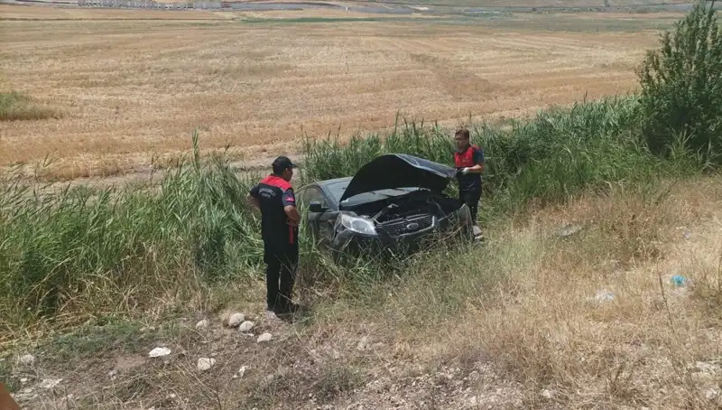 Otomobil Şarampole Uçtu: İki Kişi Yaralandı, Kaza Anı Görüntüleri Ortaya Çıktı